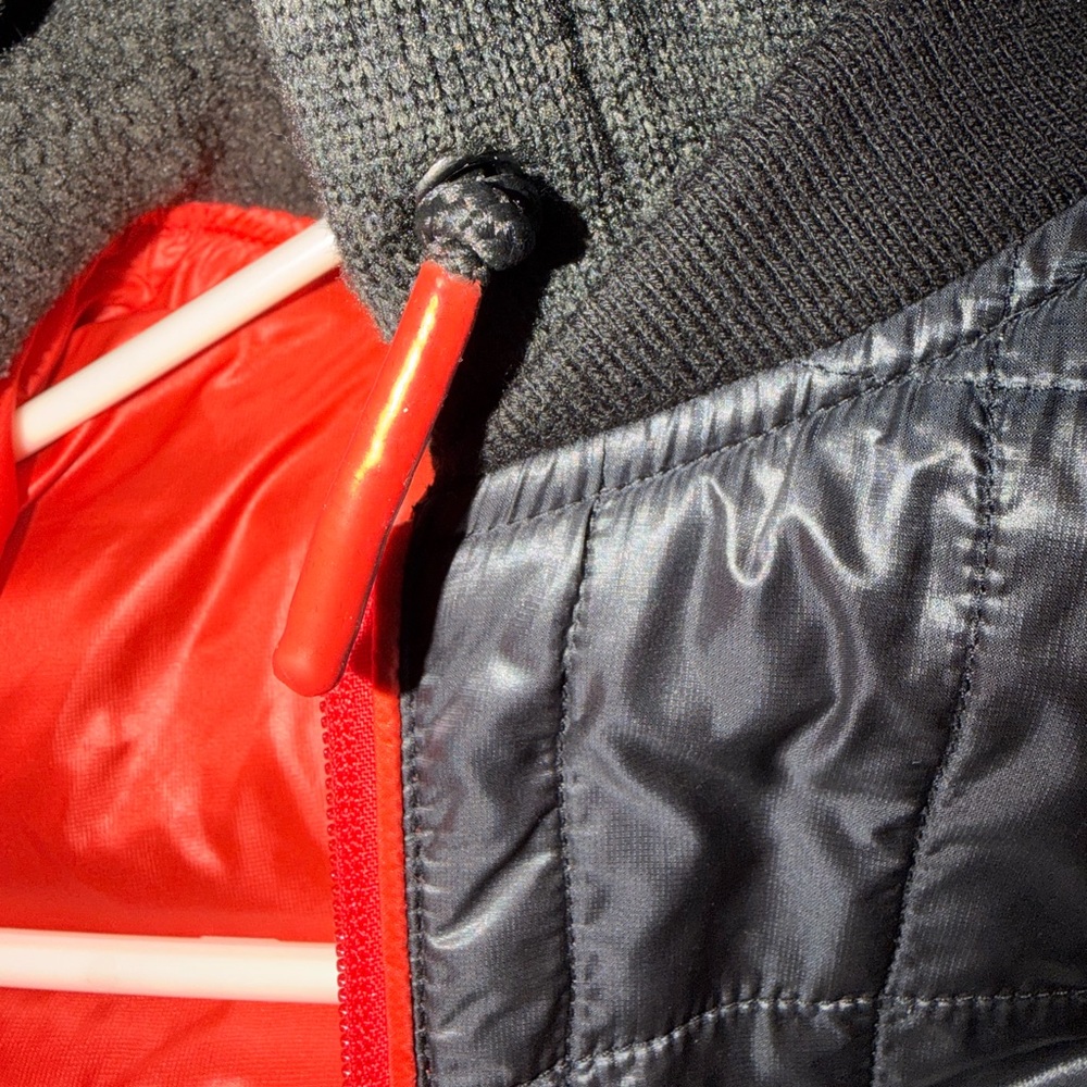 Cotopaxi Women’s Medium Quilted Black Zip Hoodie with Red Accent - Picture 7 of 8